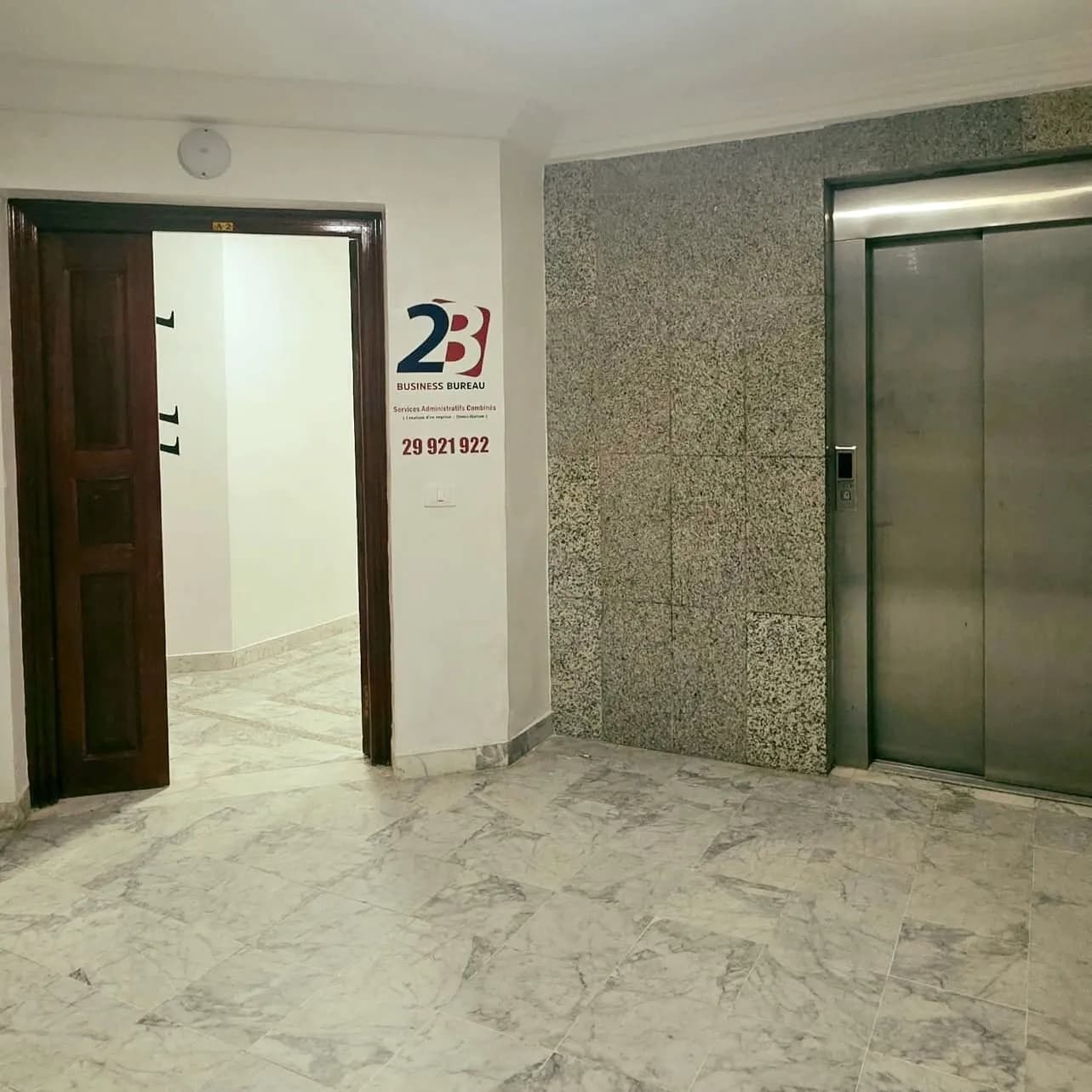 Hall d’entrée du bureau 2B Business Bureau aux Berges du Lac